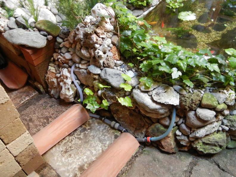 Tubi di andata e ritorno dell'acqua dal laghetto al filtro interrato meccanico, per risucchio e caduta e da li per spinta al filtro biologico, poi nuovamente al laghetto per caduta.