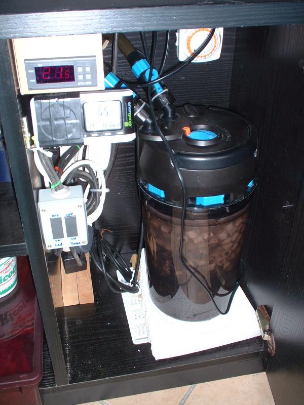 Lo sportello "tecnico":
Filtro esterno Hydor Prime 30
Controller dei riscaldatori
Controller consumo acquario
e pannello di comando della striscia led sotto la zona emersa e della pompa di movimento applicata per rompere la patina oleosa superficiale